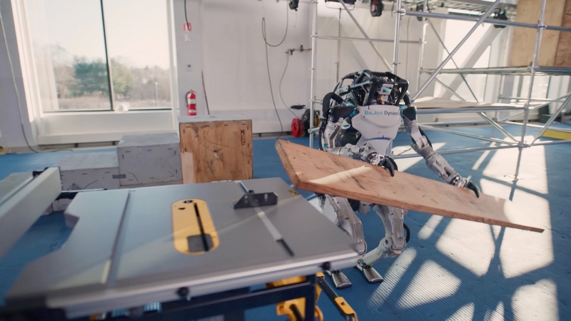 Boston Dynamics Atlas Dapat Berlari, Melompat, Dan Melempar Dalam Demonstrasi Terbaru